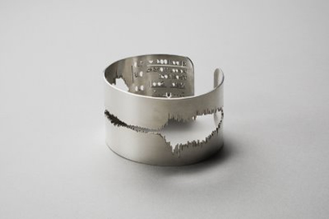 I love this pretty neat idea for a wedding ring by Japanese artist Sakura 