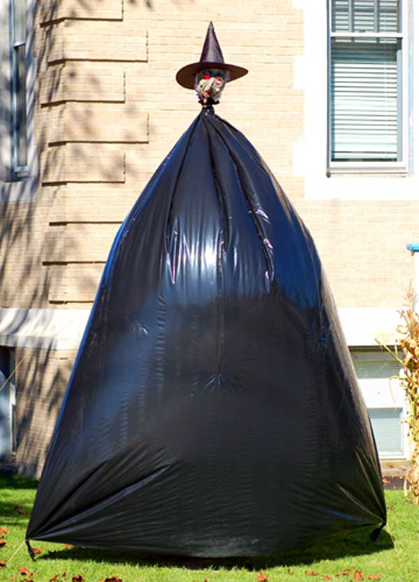 26 DIY Ideas How to Make Scary Halloween Decorations With Trash Bags