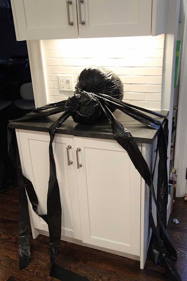 Diy-Halloween-items-With-Trash-Bags-7