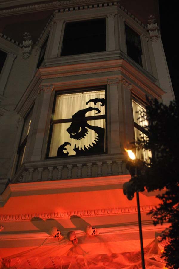 38 Cool and Cheap DIY Halloween Projects Will Give Your Guests A Fright