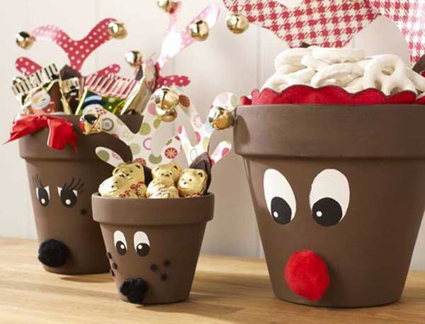 Create a reindeer family with terracotta pots