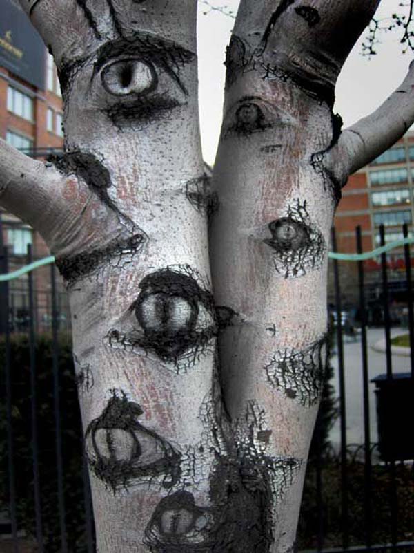 Top 21 Creepy Ideas to Decorate Outdoor Trees for Halloween - Amazing