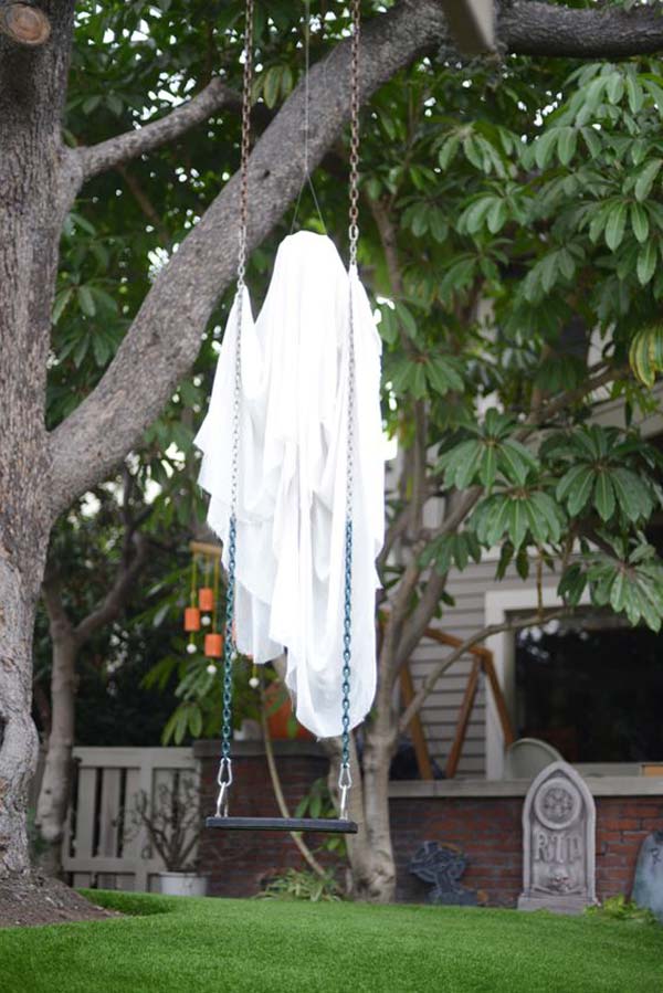 decorate-outdoor-tree-for-halloween-9