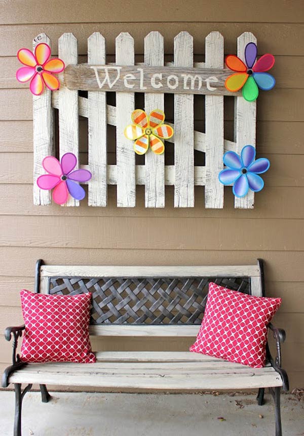 Artful fence-style welcome sign