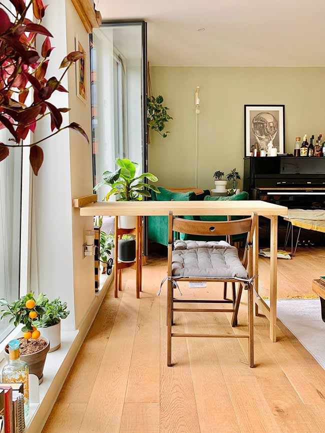 Sometimes a table feels like too much. A slim console mounted to the wall takes almost no room, yet still works for a quick meal or even as a desk. Perfect for tight spaces.