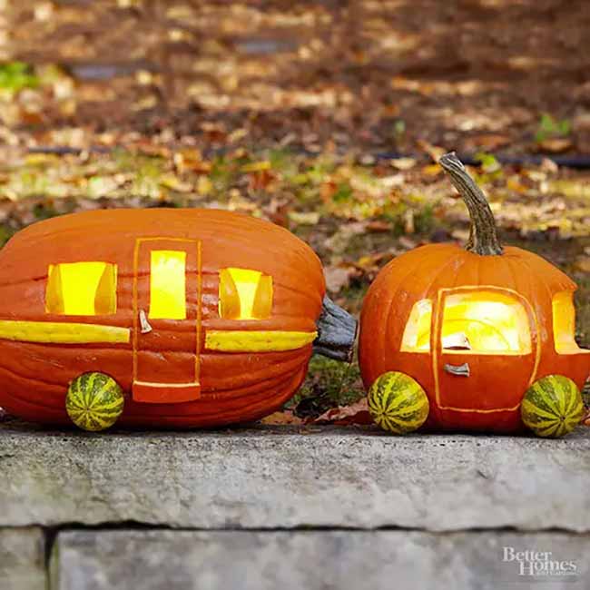 How creative is this? Two pumpkins have been turned into a car and a camper, using little gourds for wheels to complete the scene.